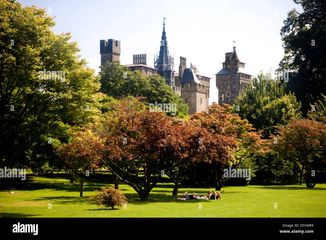 Il Castello di Cardiff da Bute Park. Foto Stock