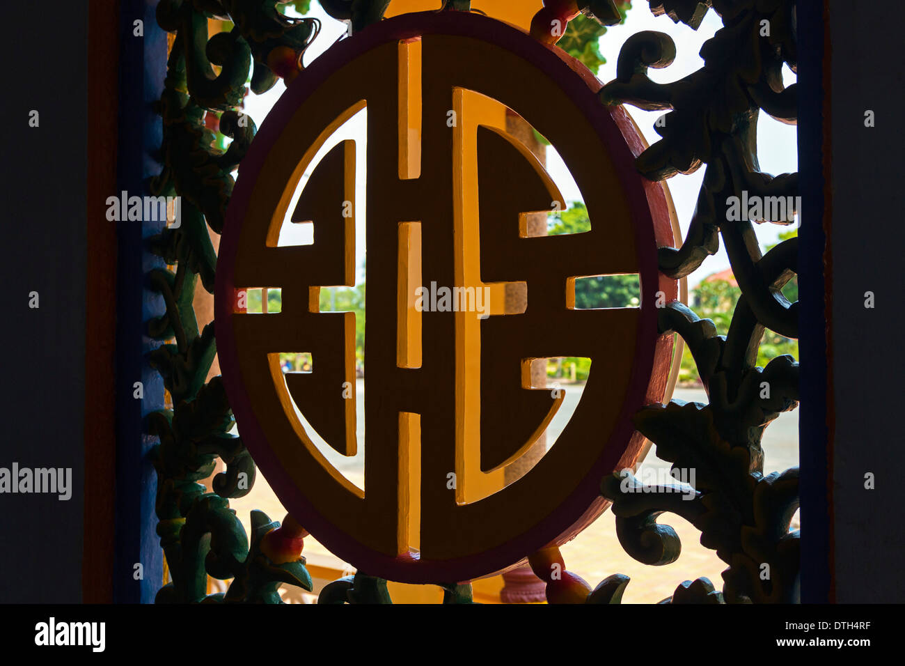 Finestra e decorazione a Cao Dai temple, Tay Ninh, Vietnam Foto Stock