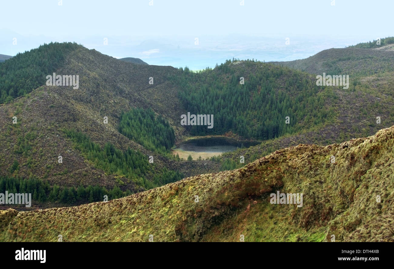Il cratere del lago in corrispondenza delle Azzorre in Portogallo Foto Stock