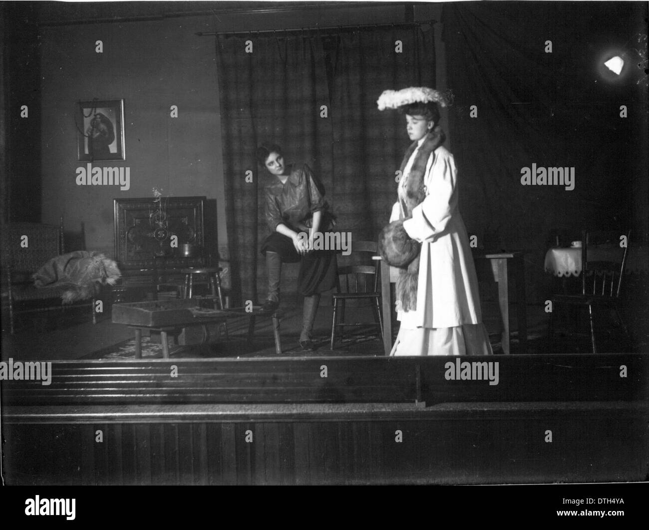 Questa fotografia del gioco senior *Western College* raffigura gli studenti in costumi. La produzione, che rappresenta una parte fondamentale della storia del college, mette in evidenza l'importanza delle arti teatrali nell'esperienza educativa e il ruolo dell'educazione femminile all'epoca. Foto Stock