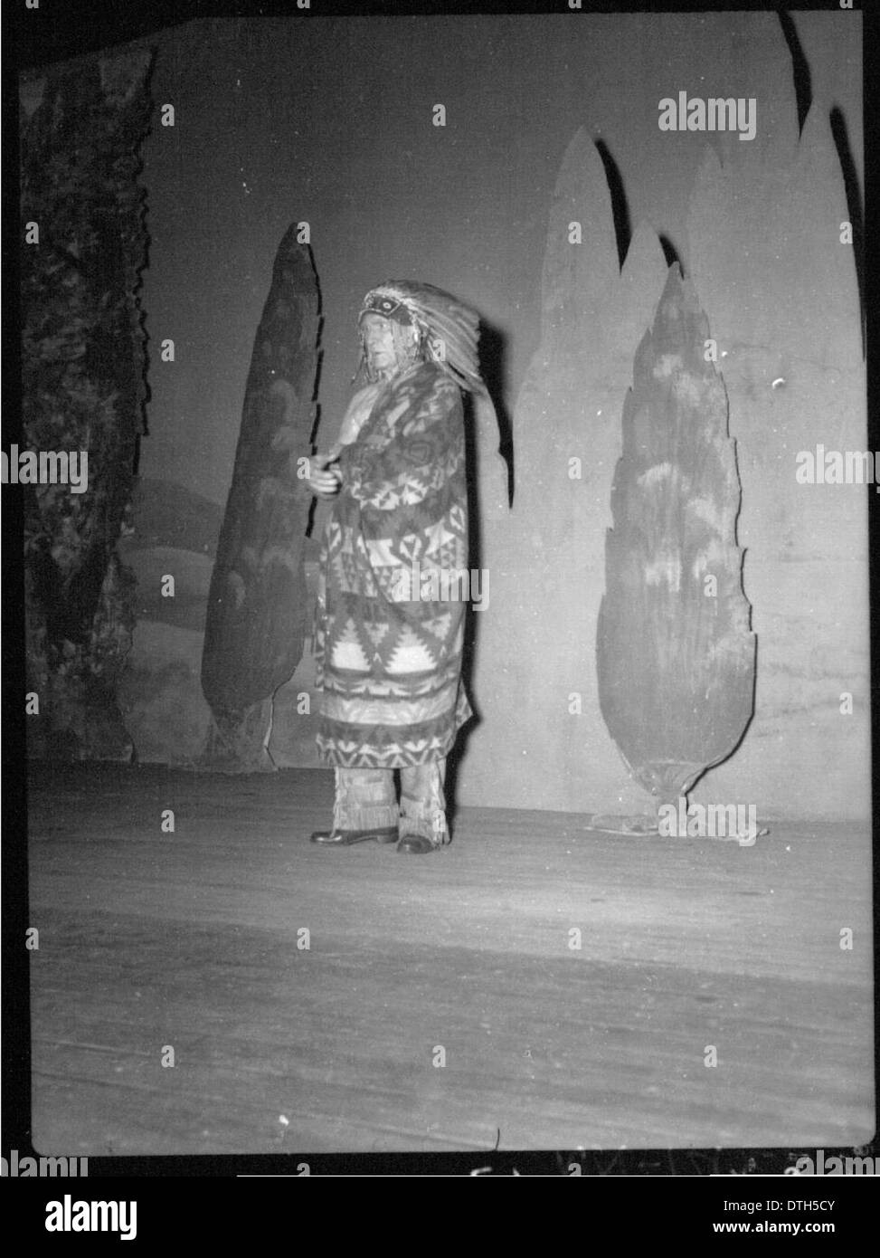Questa fotografia della Miami University Libraries Digital Collections raffigura un uomo sul palco con un costume indiano, forse parte di una produzione teatrale. L'immagine riflette il design storico dei costumi e gli spettacoli teatrali legati all'educazione femminile all'università. Foto Stock