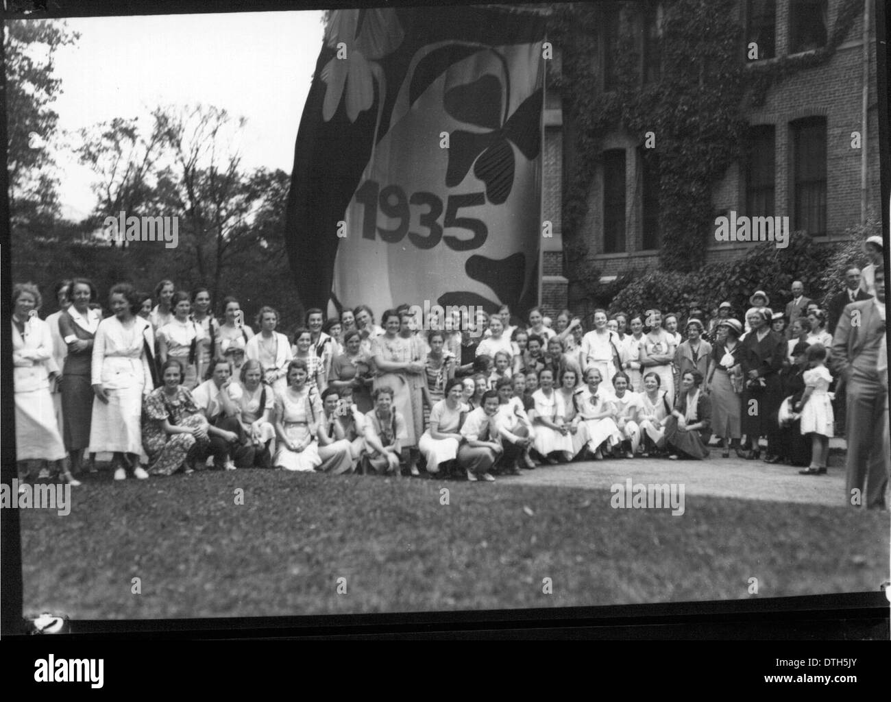 Questa fotografia del 1933 cattura un evento al Western College, mostrando l'educazione femminile in azione durante il Tree Day, sottolineando i ritratti di gruppo e il coinvolgimento della comunità nell'istruzione. Foto Stock