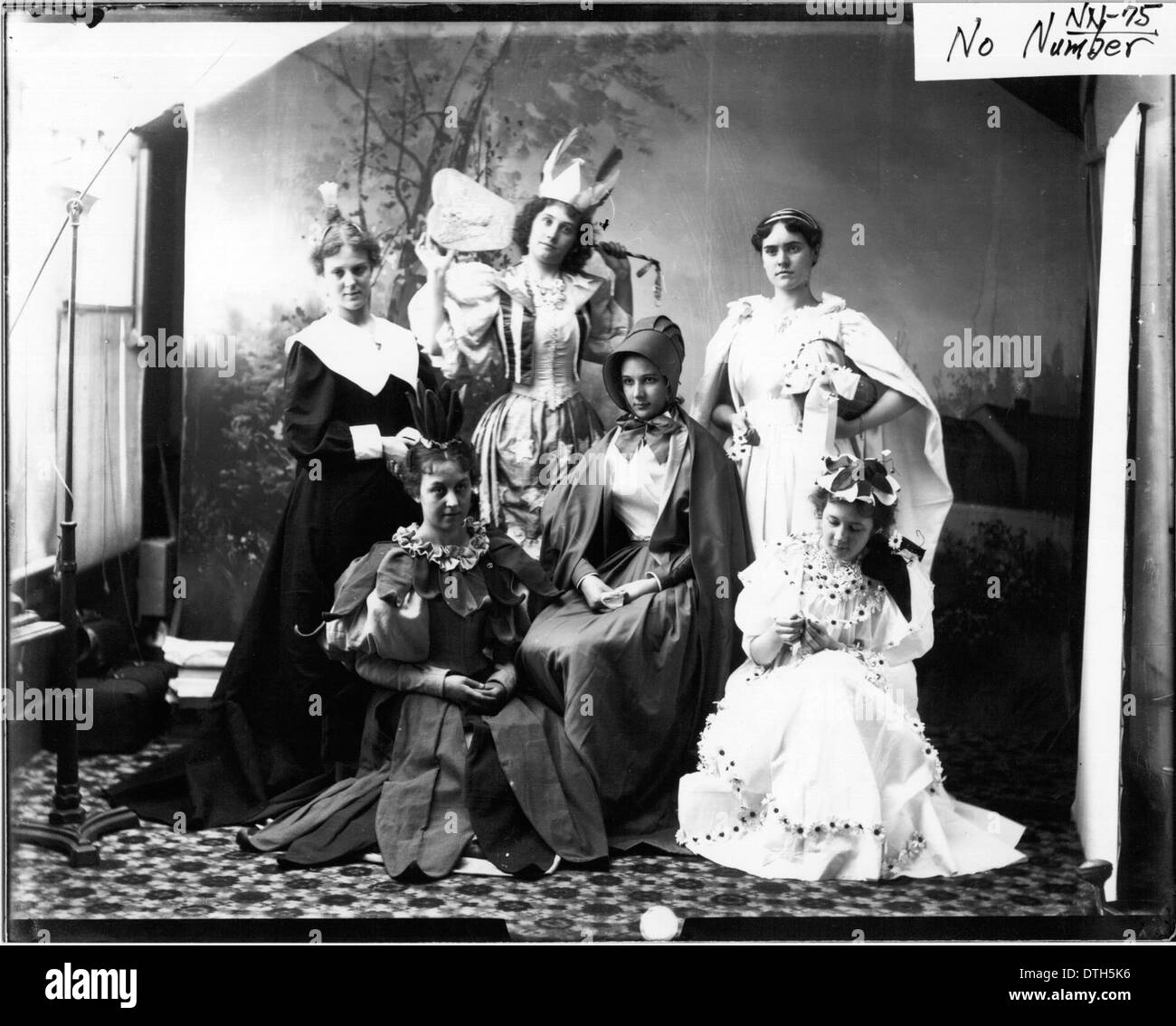 Questo ritratto di gruppo presenta donne in costume, che riflettono le produzioni teatrali e l'educazione femminile alla Miami University. La fotografia, parte delle collezioni digitali della Miami University, mette in evidenza l'impegno storico dell'università per le arti e il coinvolgimento delle donne nelle attività educative e culturali. Foto Stock