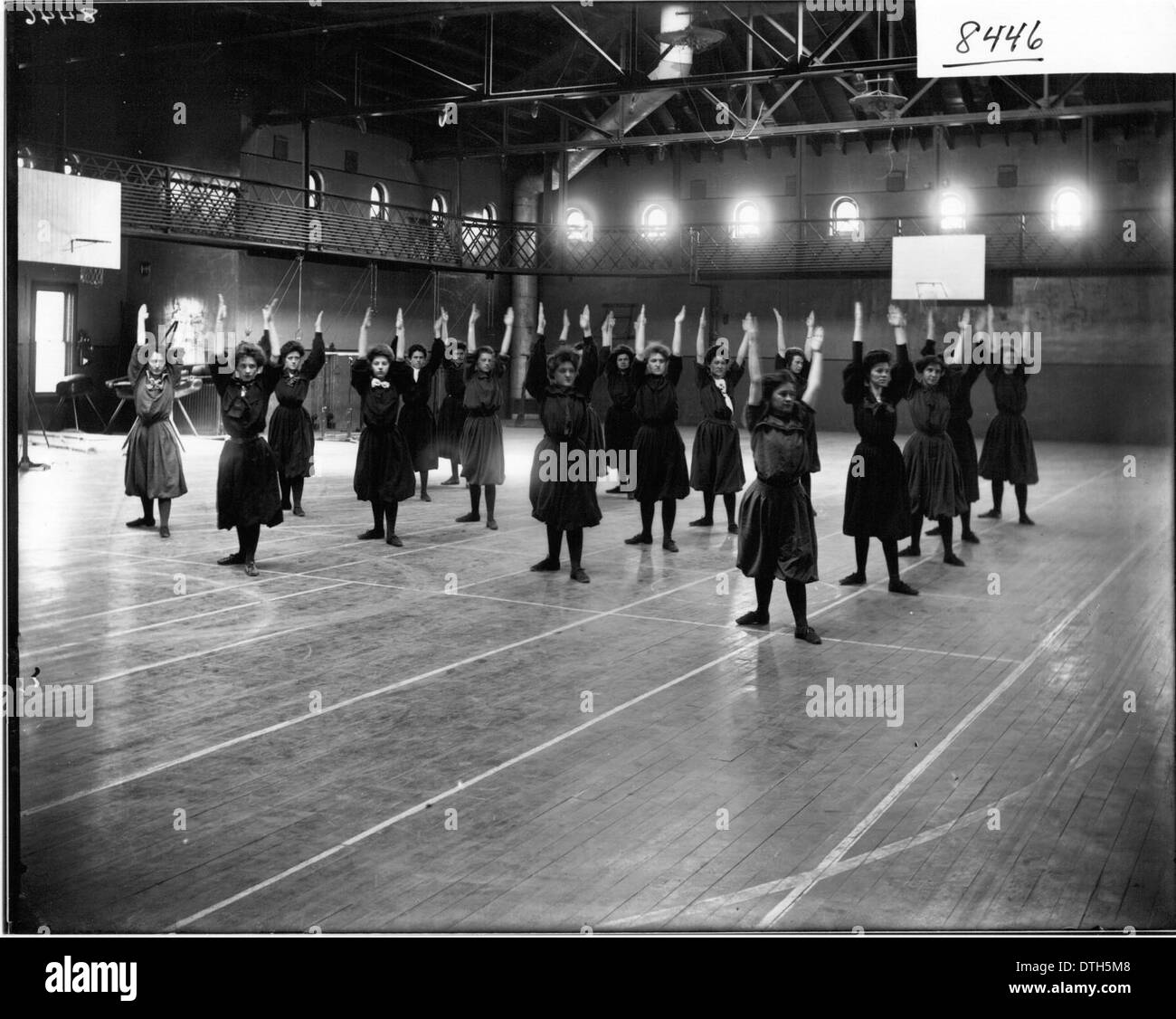 Una fotografia del 1908 di donne che eseguono calistenici presso l'Herron Gymnasium della Miami University mostra l'attenzione dell'inizio del XX secolo sull'educazione fisica per le donne, illustrando l'evoluzione del fitness e dell'educazione femminile. Foto Stock