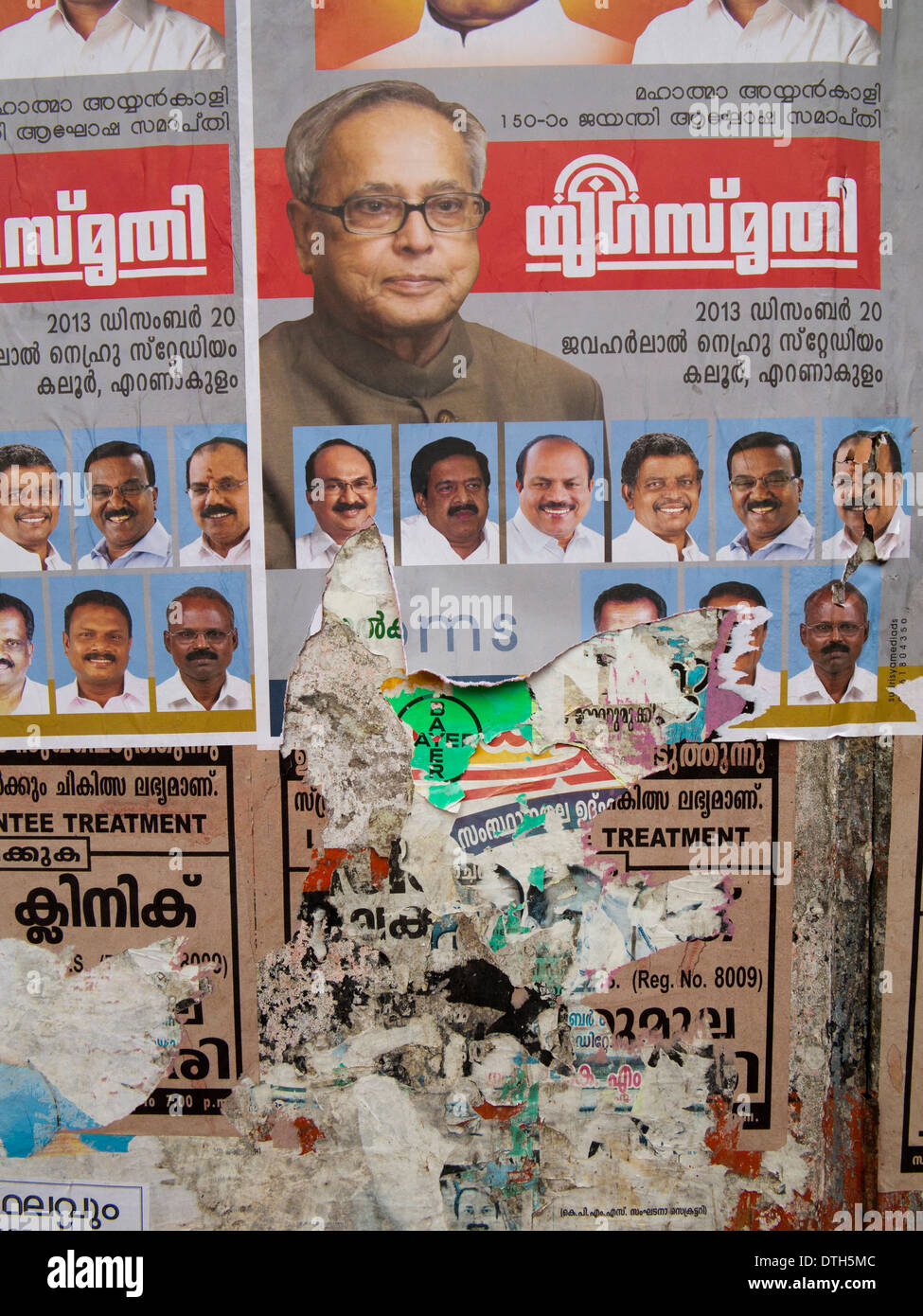 India Kerala, lagune, strappata malayallam lingua manifesti politici Foto Stock