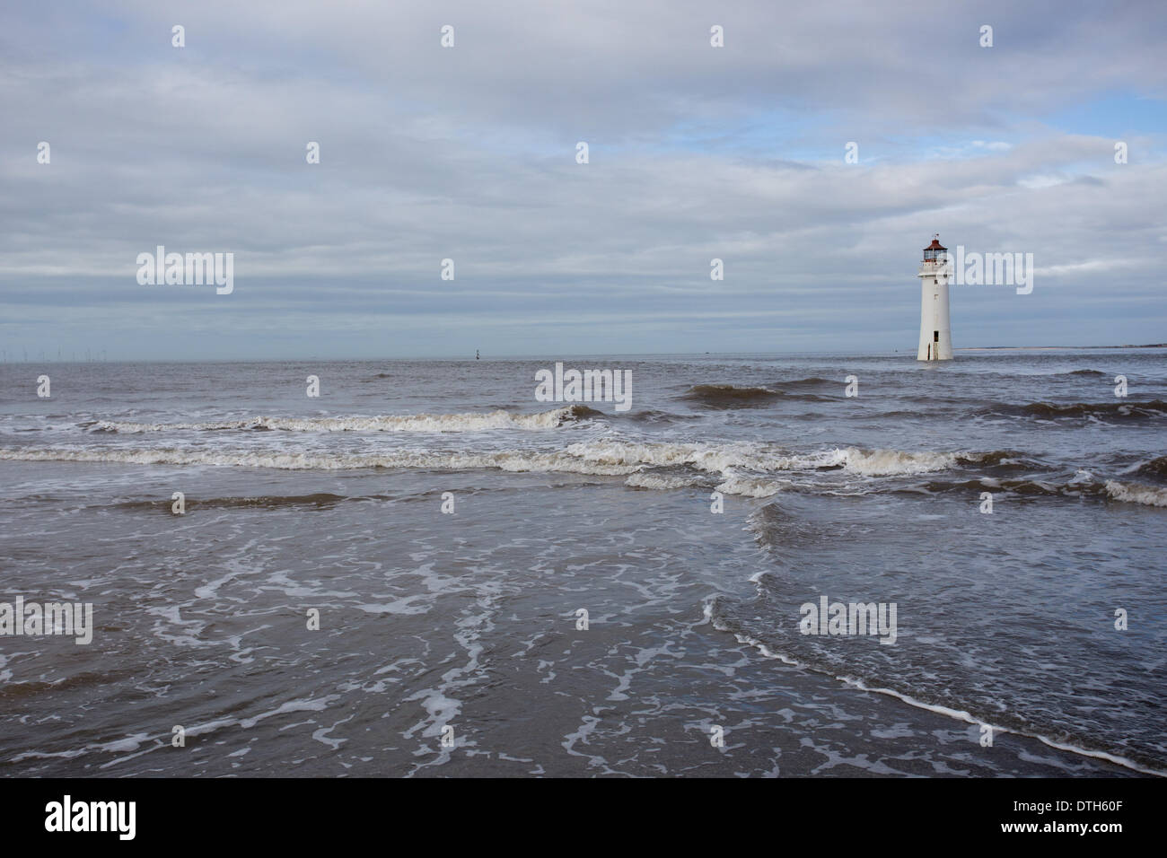 New Brighton, Wallasey, Merseyside, Regno Unito. 18 febbraio 2014. Alta Marea Martedì, 18 febbraio 2014 è considerevolmente più calma rispetto a quello sperimentato nel corso dei precedenti settimane che aveva visto la promenade martoriata da venti alti, picchi di marea e le inondazioni. Credito: Christopher Middleton/Alamy Live News Foto Stock