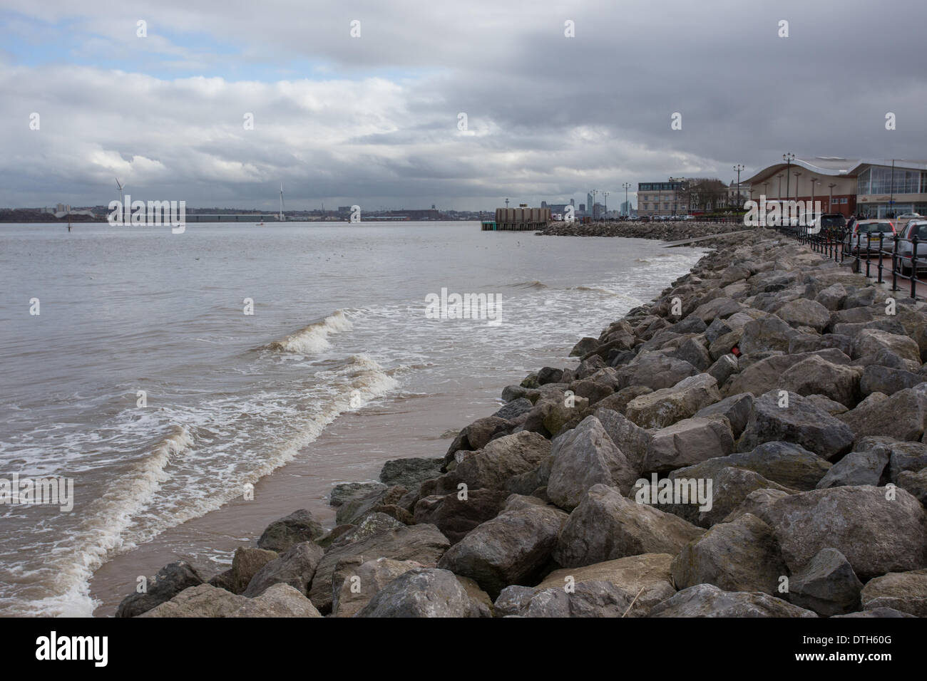 New Brighton, Wallasey, Merseyside, Regno Unito. 18 febbraio 2014. Alta Marea Martedì, 18 febbraio 2014 è considerevolmente più calma rispetto a quello sperimentato nel corso dei precedenti settimane che aveva visto la promenade martoriata da venti alti, picchi di marea e le inondazioni. Credito: Christopher Middleton/Alamy Live News Foto Stock