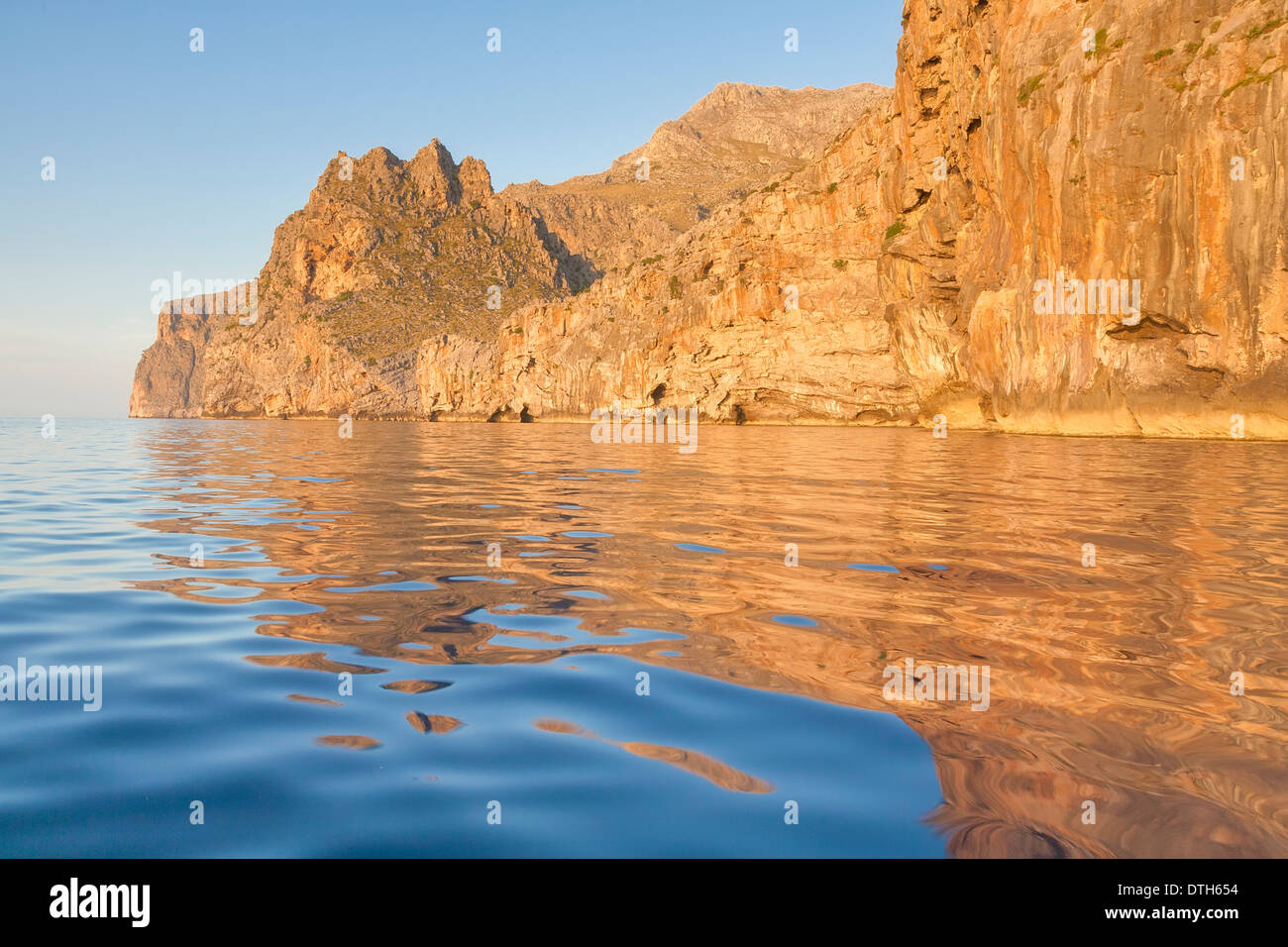 Maiorca nord-ovest della costa al tramonto visto dal mare. Morro des Bordills cape. Area Escorca, isole Baleari, Spagna Foto Stock