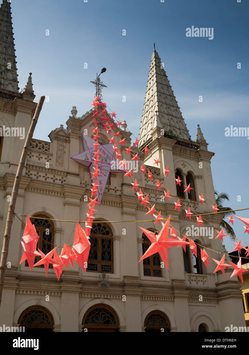 India Kerala, Fort Cochin, Santa Cruz Basilica, chiesa cattolica decorato per il Natale Foto Stock