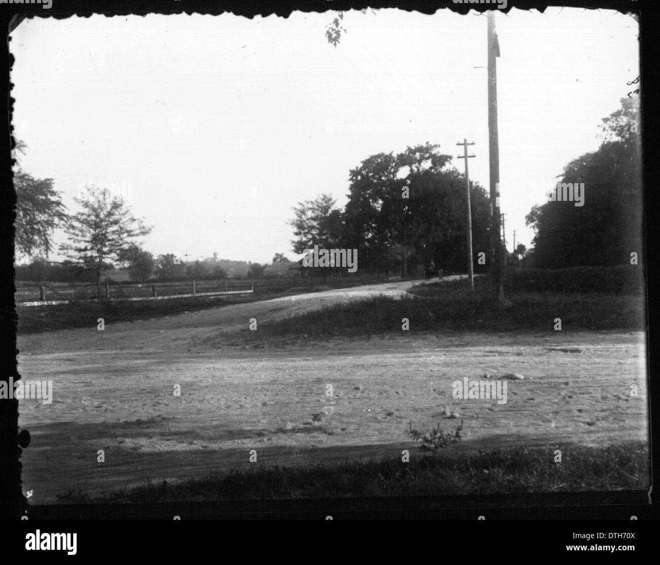 Questa fotografia, tratta dalla *Snyder Collection*, mostra un incrocio non identificato a Oxford, Ohio, che cattura una scena di vita di campagna con pali di servizio e strade rurali. Riflette un momento nella storia in cui questi elementi erano centrali nel paesaggio rurale americano. Foto Stock Questa fotografia, tratta dalla *Snyder Collection*, mostra un incrocio non identificato a Oxford, Ohio, che cattura una scena di vita di campagna con pali di servizio e strade rurali. Riflette un momento nella storia in cui questi elementi erano centrali nel paesaggio rurale americano. Foto Stock