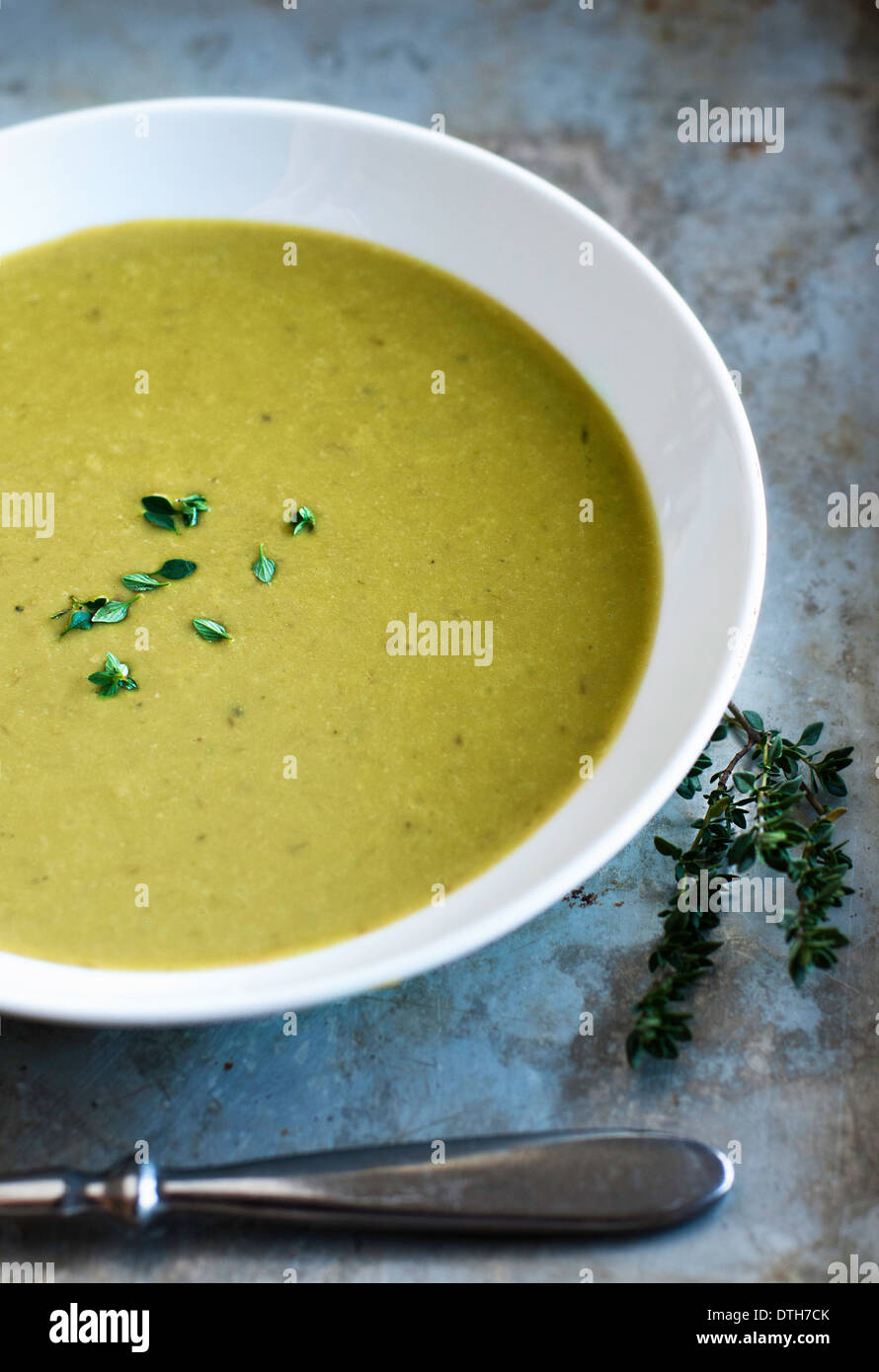 Ciotola bianco di verde deliziosa zuppa di piselli con herb guarnire Foto Stock