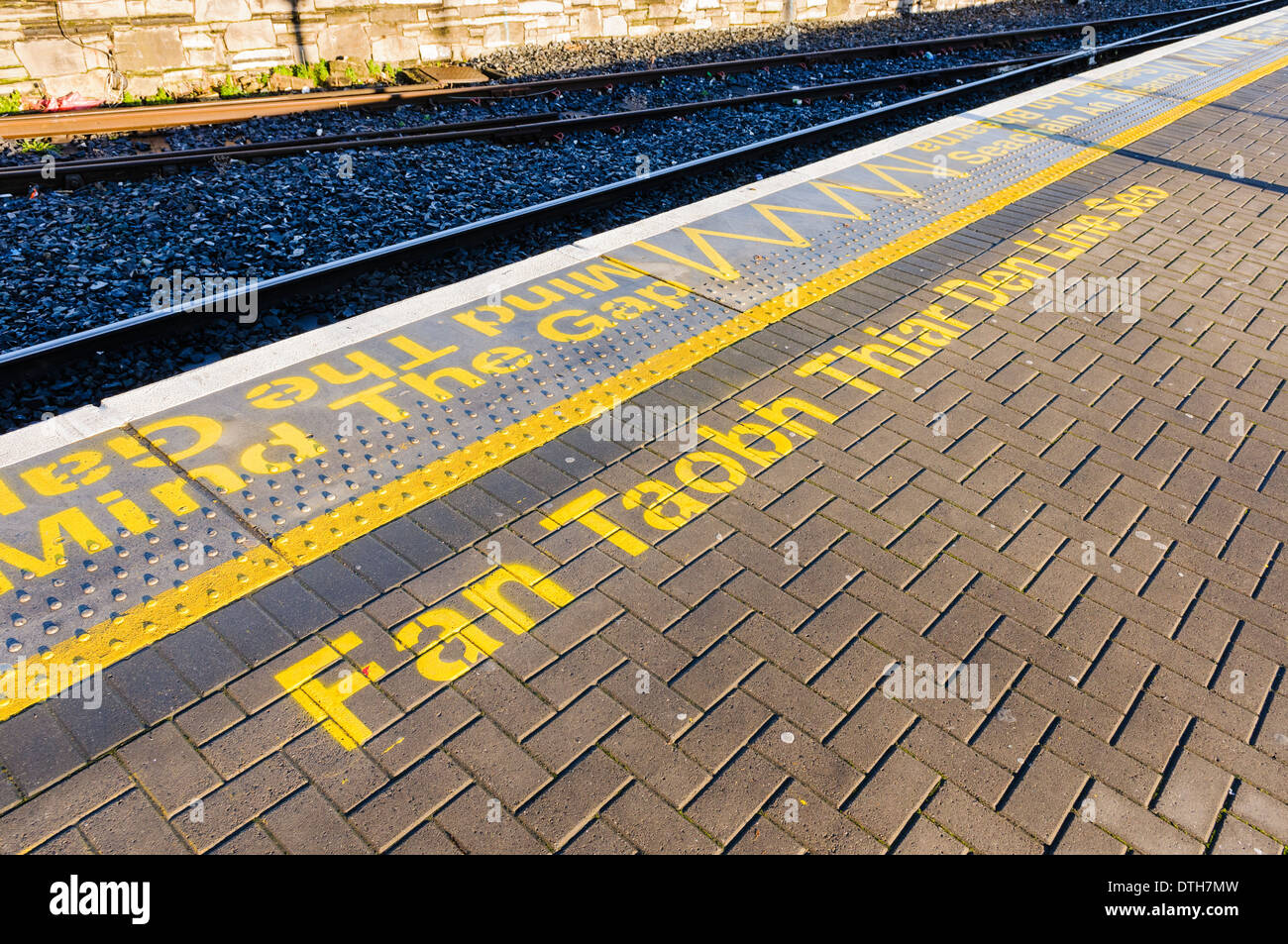 "Ventilatore Taobh Thiar Den linea Seo' (tenere dietro la linea gialla in irlandese) Foto Stock