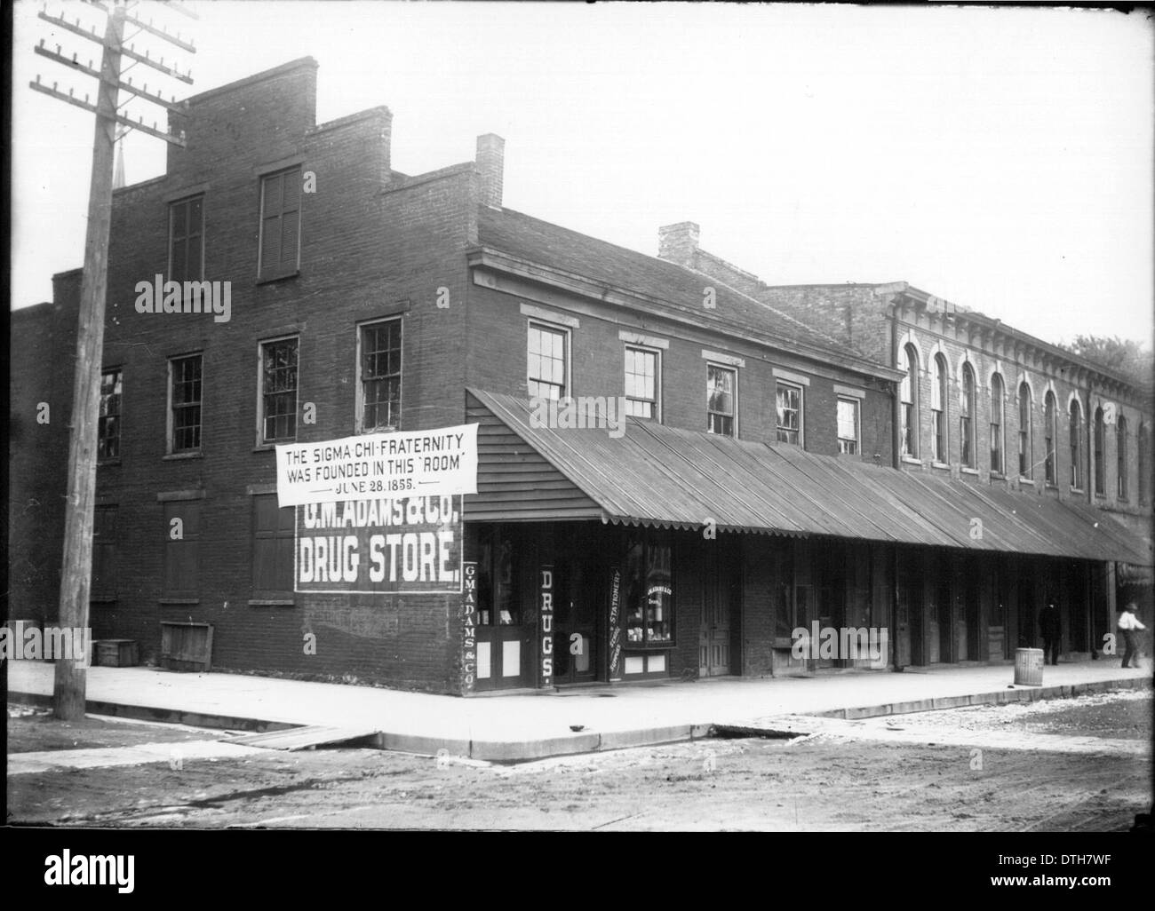 L'Adams Drug Store, fotografato nel 1915, è un negozio storico di Oxford, Ohio. Questo edificio ha un significato culturale ed è legato alla storia della Miami University, spesso rappresentata negli archivi dell'università e nelle collezioni storiche. Foto Stock