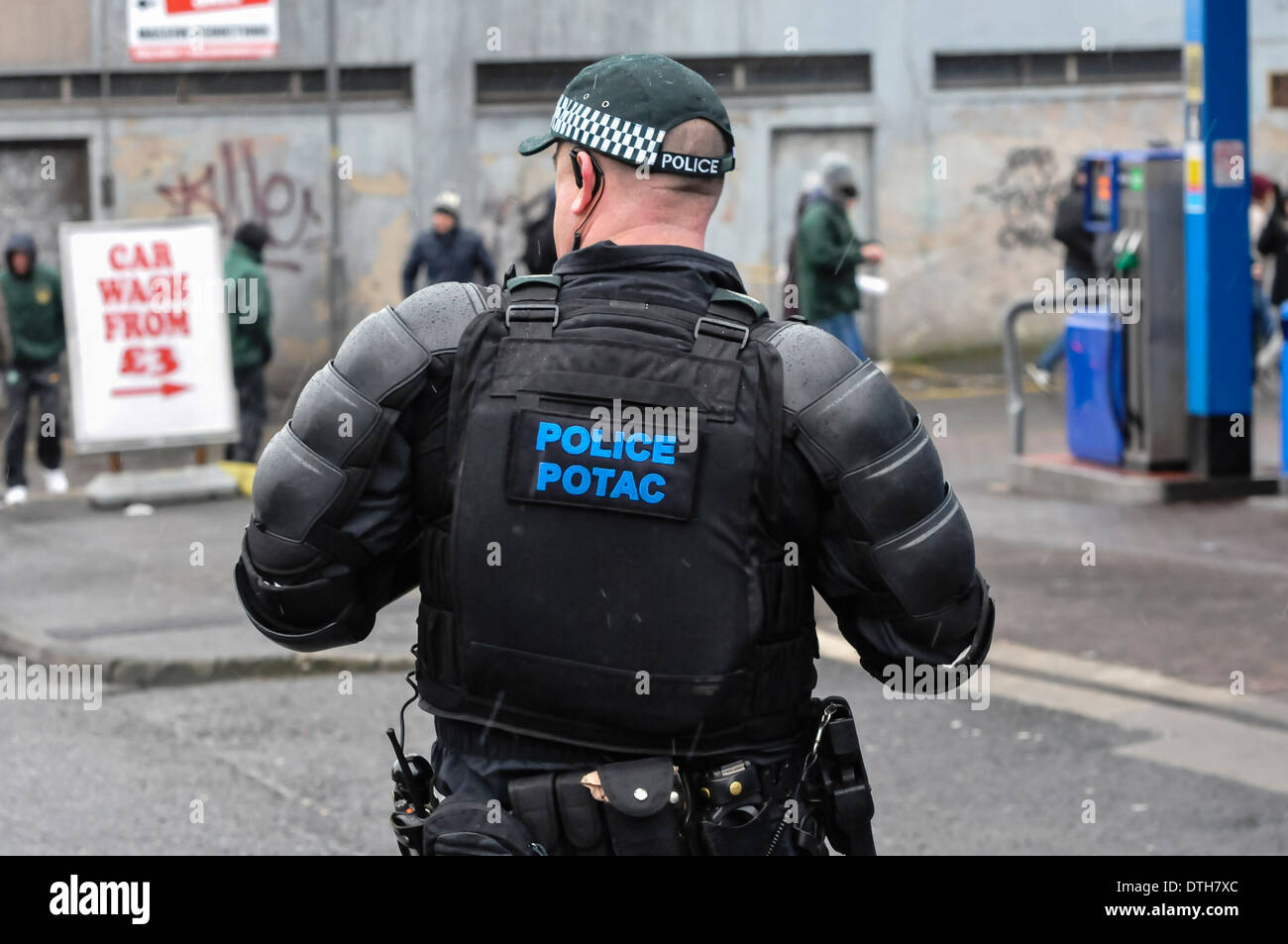 Il servizio di polizia dell'Irlanda del Nord PSNI Ordine pubblico Tactical Advisor (POTAC) indossare abbigliamento protettivo Foto Stock