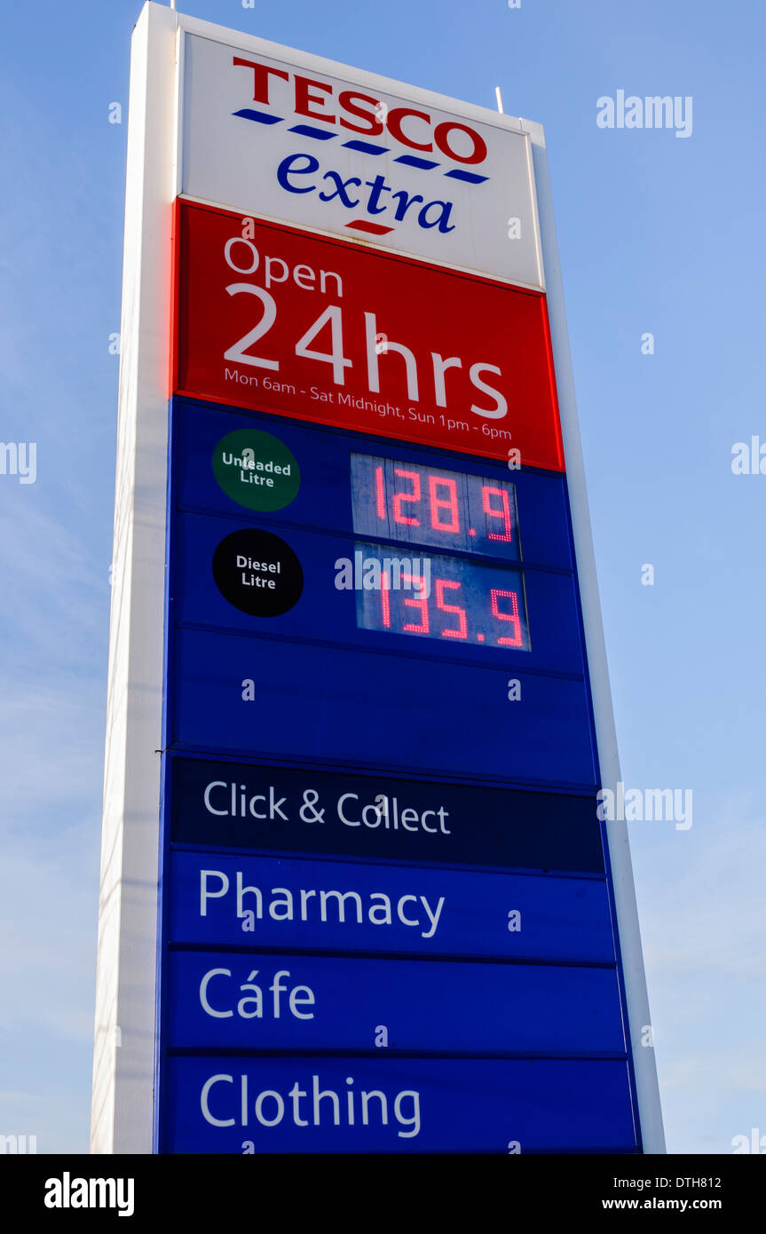 Tesco Extra 24 ore stazione di benzina, indicando i prezzi di 128,9 per la benzina senza piombo, e 135,9 per diesel Foto Stock