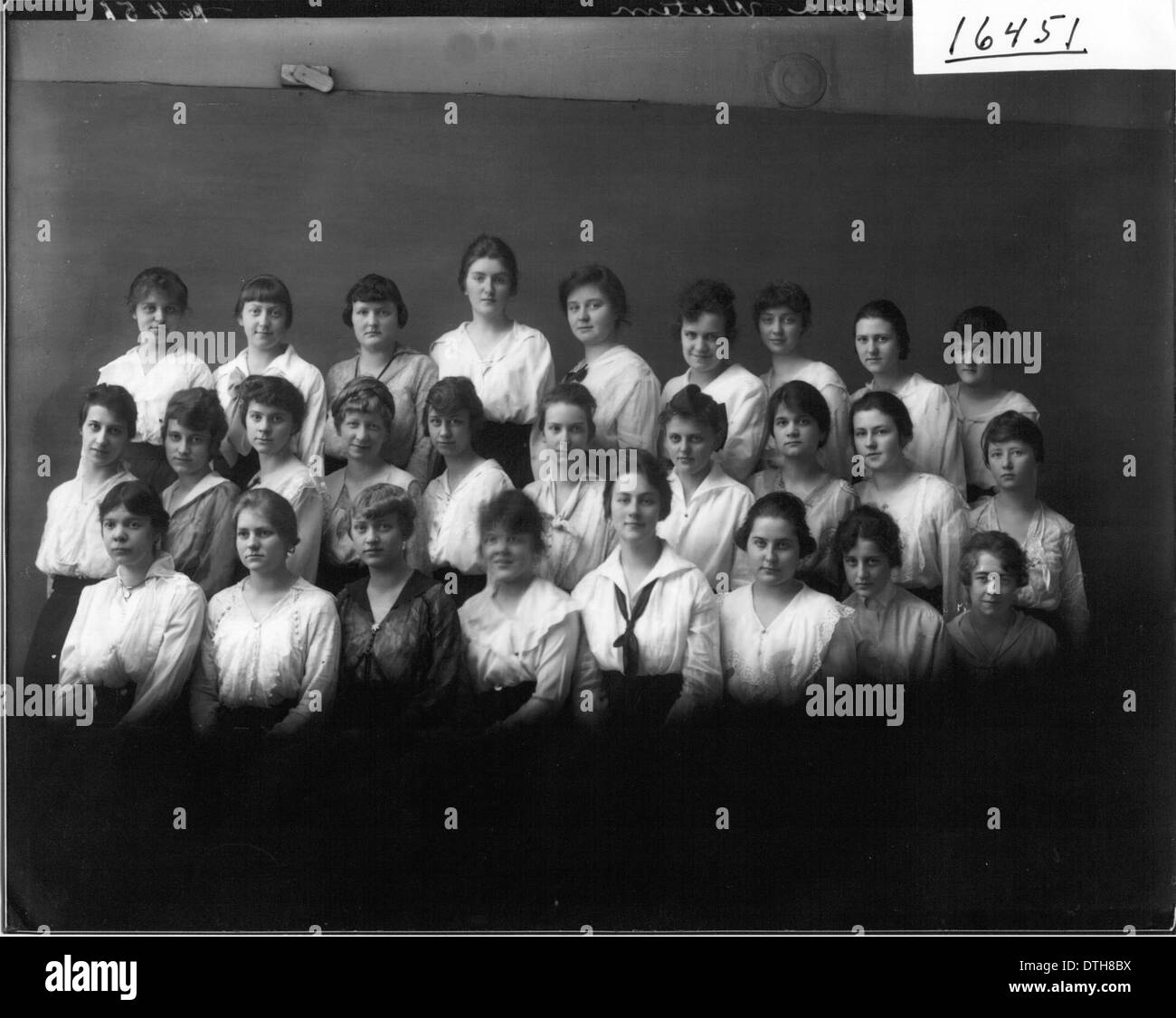 Una fotografia storica del Western College Agora Club nel 1917, che mostra un gruppo di donne impegnate in discussioni intellettuali e letterarie. L’immagine riflette l’enfasi del SER sull’istruzione e l’emancipazione delle donne. Foto Stock