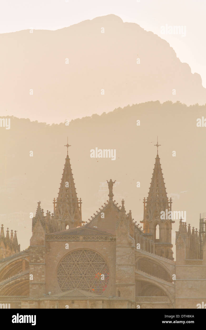 Cattedrale del XIII secolo di Palma di Maiorca. Facciata orientale al tramonto. Vista dal Can Pere Antoni beach. Isole Baleari, Spagna Foto Stock
