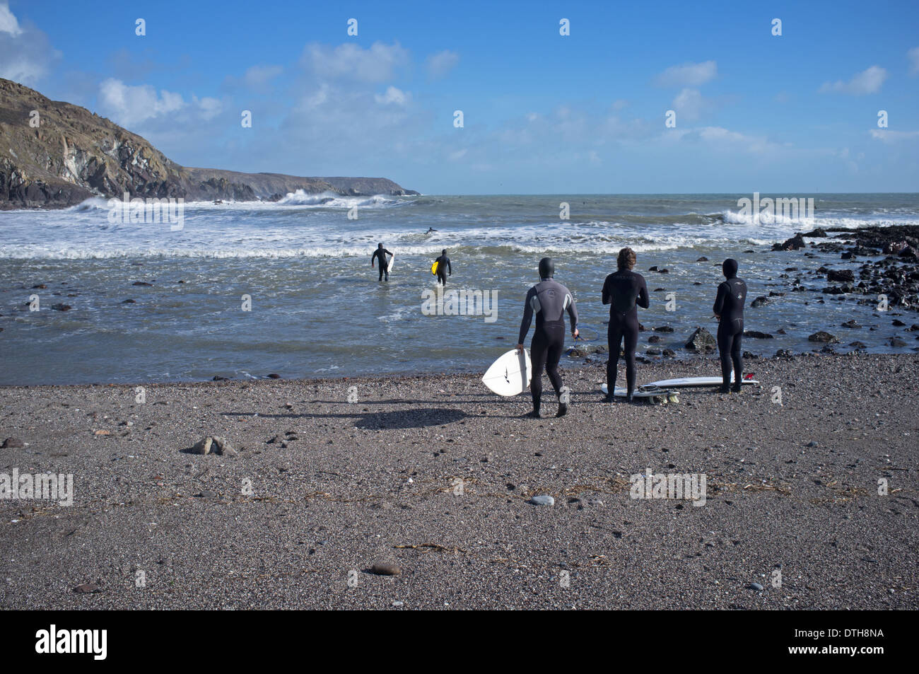 Surfisti a Kennack Sands, Cornwall Foto Stock