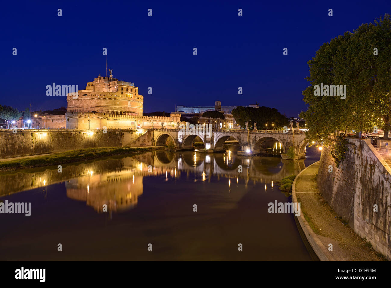 Ponte di angeli attraverso il fiume Tevere a Roma Foto Stock