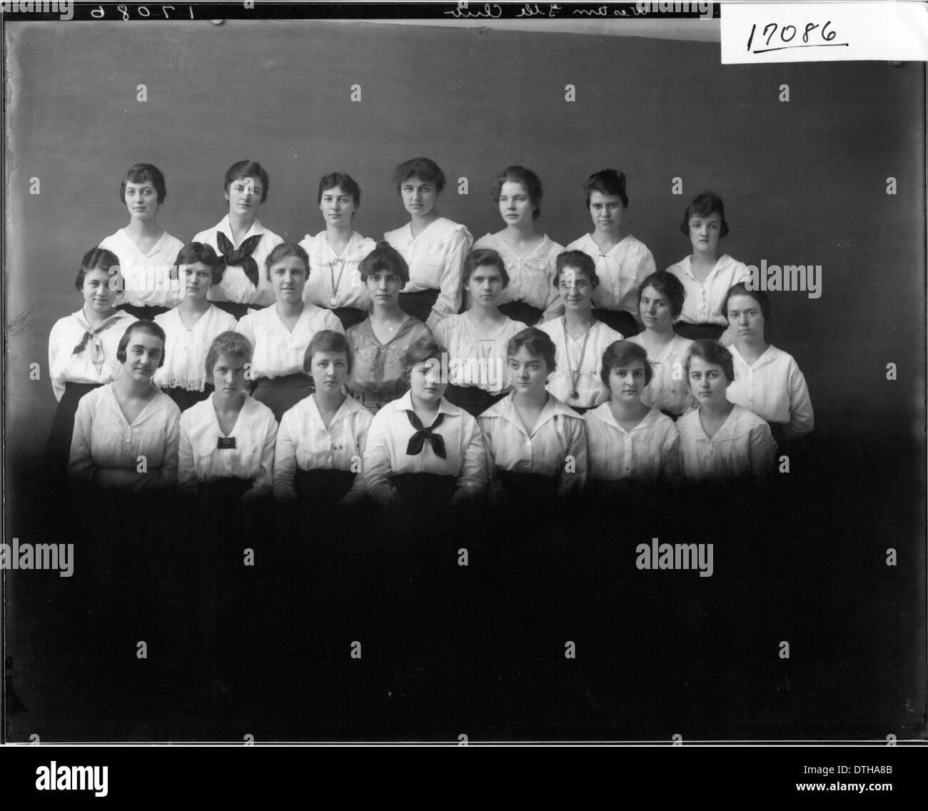 Questa fotografia raffigura il Western College Glee Club del 1917, che mostra un gruppo di studenti cantanti della Miami University di Oxford, Ohio, evidenziando un momento significativo nella storia dell'istituzione. Foto Stock