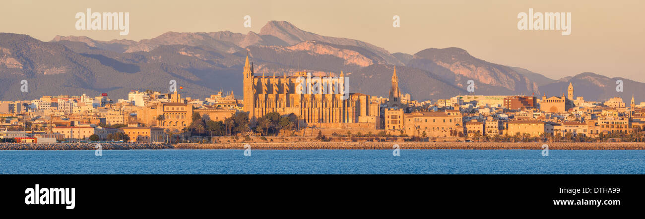 Palma de Maiorca skyline della città e la cattedrale gotica. Montagne Tramuntana dietro. Maiorca, isole Baleari, Spagna Foto Stock