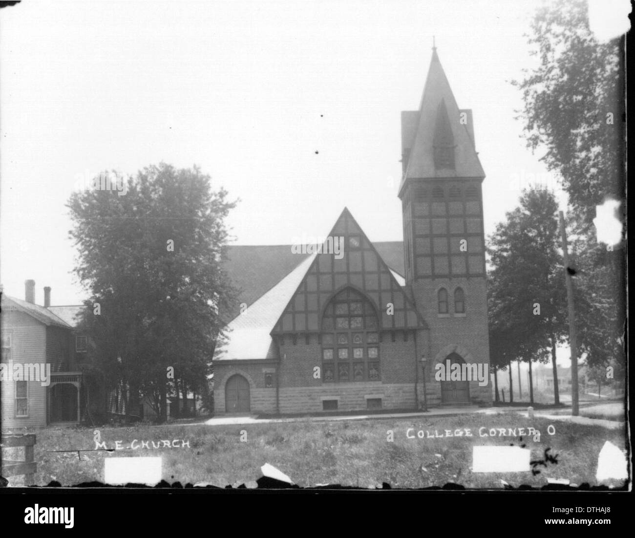 Una cartolina storica raffigurante la Chiesa episcopale metodista di Oxford, Ohio. L'immagine, parte delle collezioni digitali della Miami University, offre una panoramica sullo stile architettonico e sul contesto storico della chiesa. Foto Stock