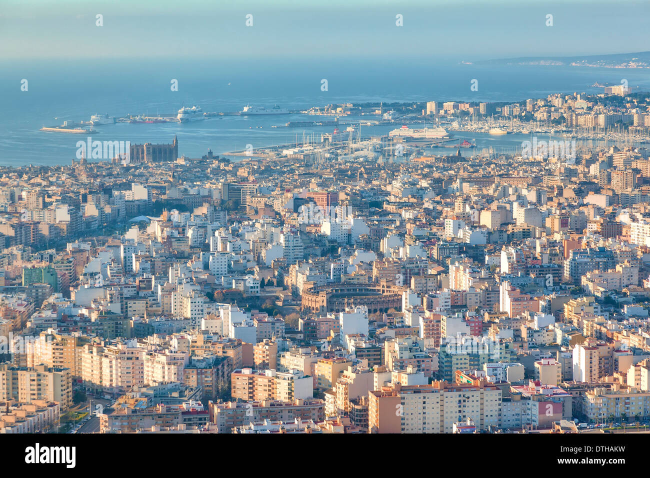 Vista parziale di Palma de Maiorca città, arena, la cattedrale e il porto. Vista aerea. Maiorca, isole Baleari, Spagna Foto Stock