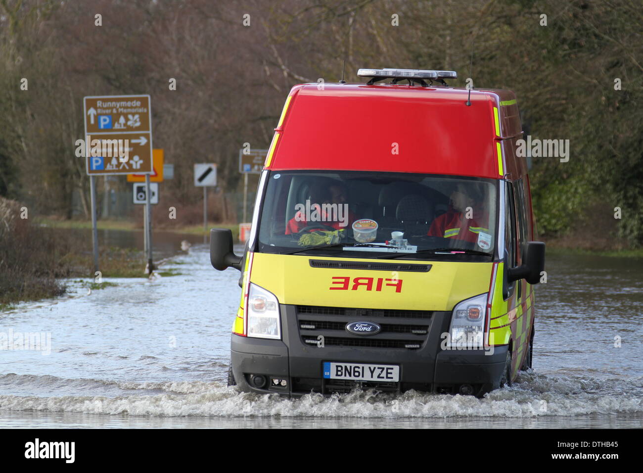 Un West Yorkshire fuoco e il servizio di soccorso van negozia le acque alluvionali sfuggente sulla A308 Windsor Road vicino a Runnymede. Credito: Giovanni Maxwell-Roberts/Alamy Live News Foto Stock