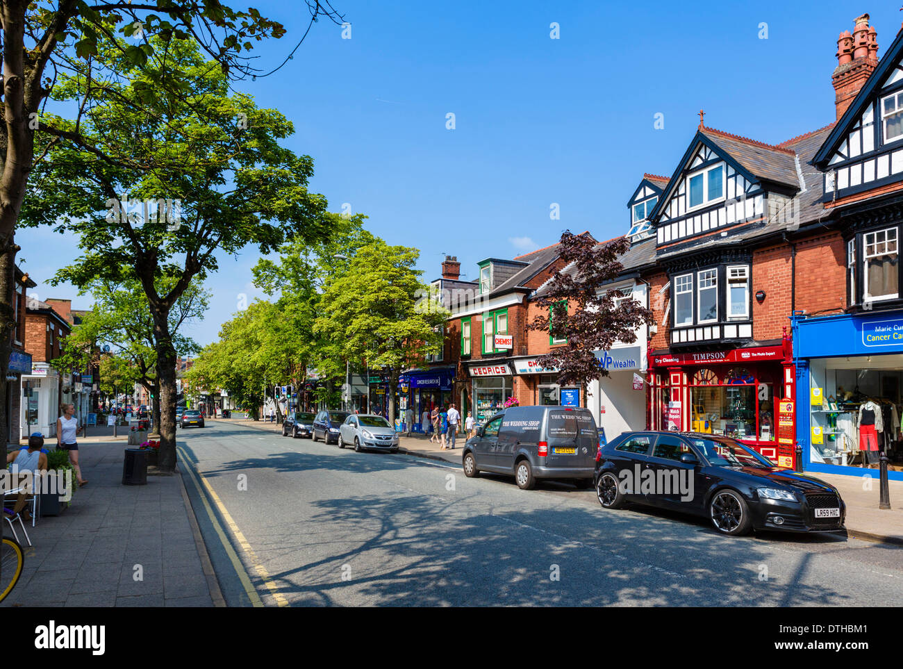 I negozi di High Street ( Londra ) su strada nel centro del villaggio, Alderley Edge, Cheshire, Inghilterra, Regno Unito Foto Stock