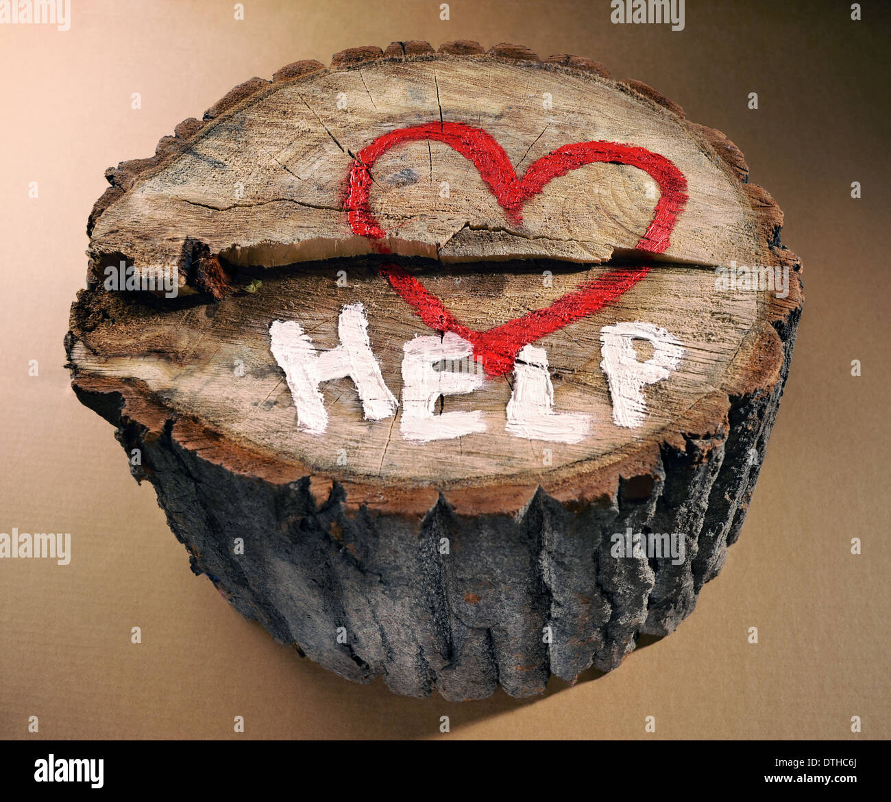 Contribuire a proteggere la natura, fermare la deforestazione. Cuore rosso e la parola 'help' dipinta su un tronco di albero. Foto Stock