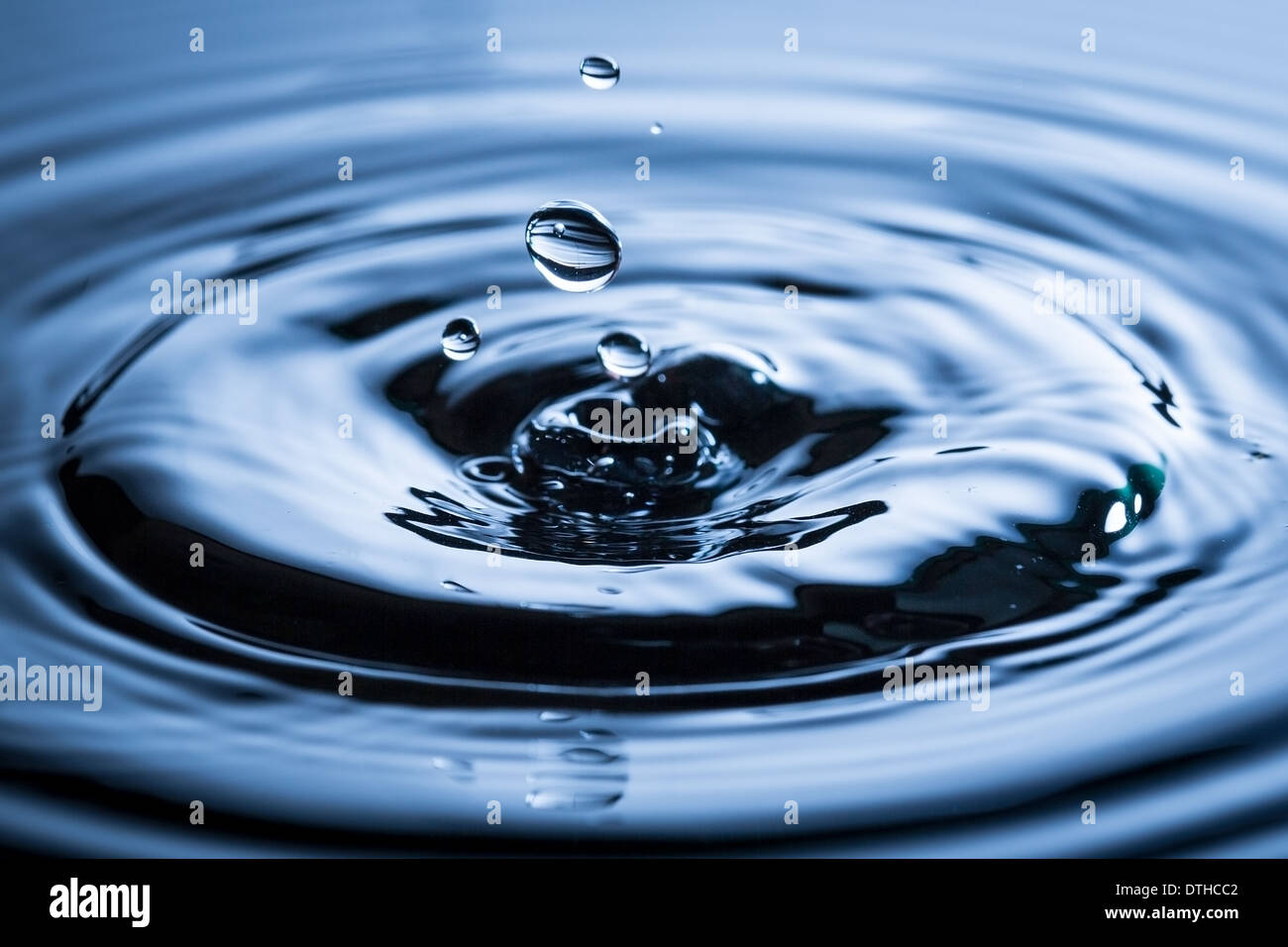 Goccia di acqua in presenza di luce solare. Le tonalità blu immagine Foto Stock