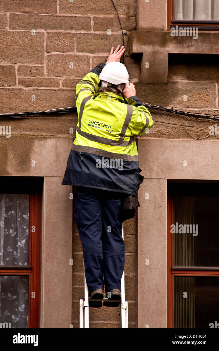 BT Openreach Engineer di installare il nuovo a base di fibre di superfast il servizio a banda larga per le case a Dundee, Regno Unito Foto Stock