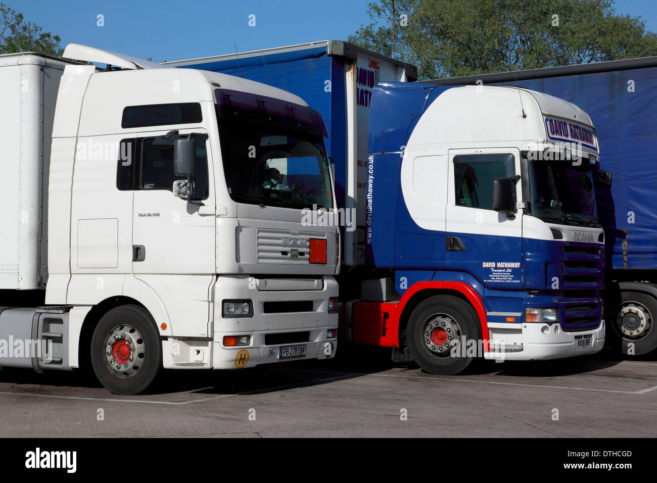 Due veicoli merci pesanti, compreso uno dalla Bulgaria, in sosta in corrispondenza di una stazione di servizio autostradale Foto Stock