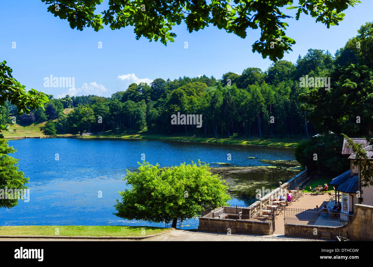 Terrazza del sale da tè al lago di Studley Royal Park, al Fountains Abbey sito nelle vicinanze di Ripon, North Yorkshire, Inghilterra, Regno Unito Foto Stock