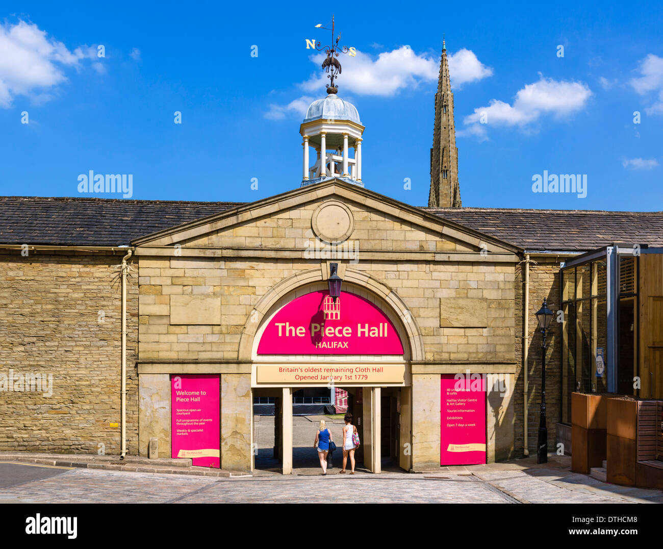 Ingresso alla storica 18thC Piece Hall nel centro di Halifax, West Yorkshire, Inghilterra, Regno Unito Foto Stock