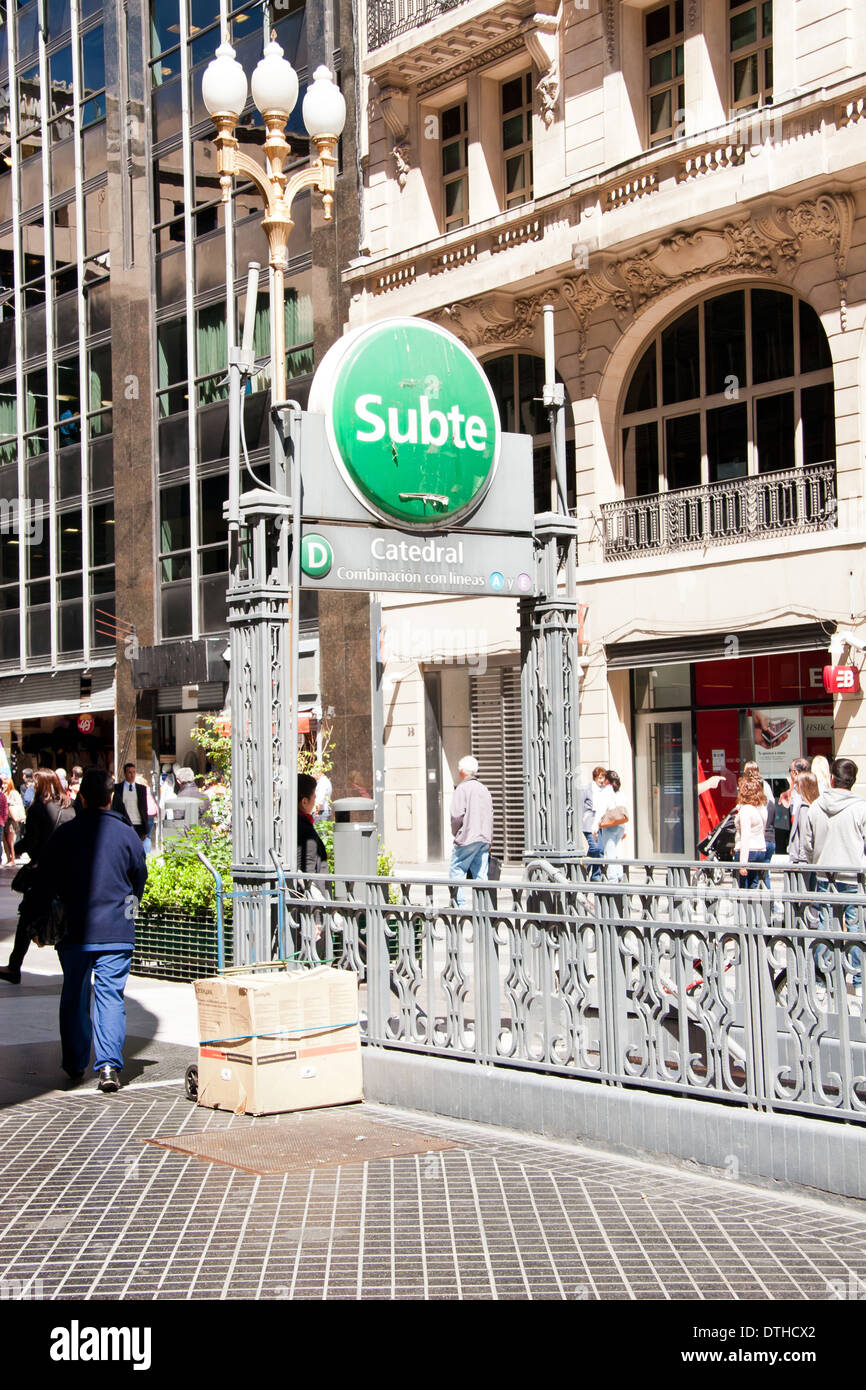 Buenos Aires street scene, Catedral stazione della metropolitana Foto Stock