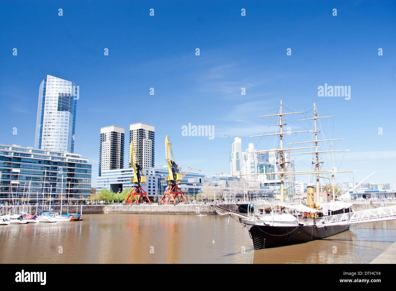 Puerto Madero dock e Sarmiento frigate Foto Stock