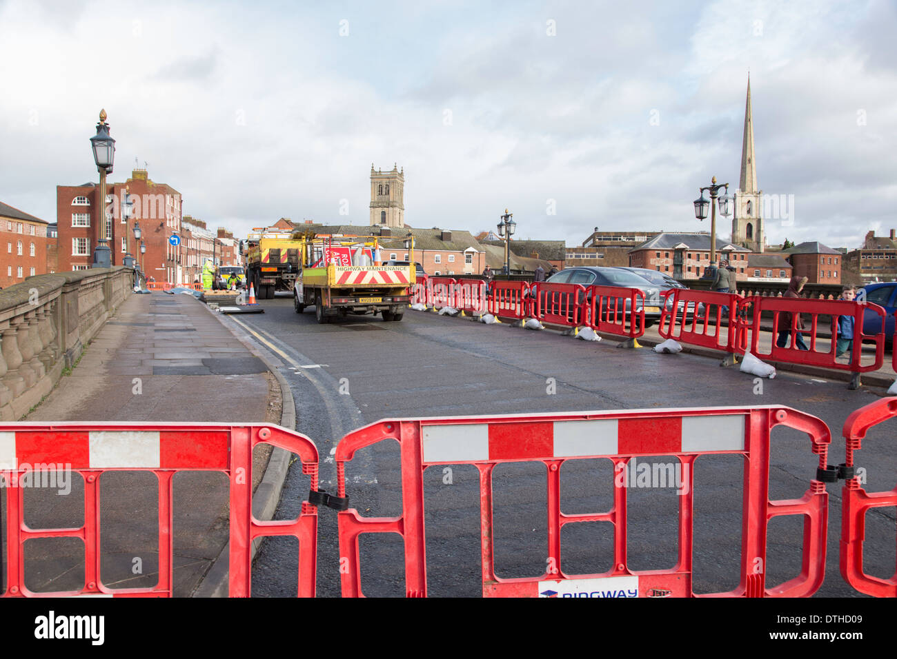 Worcester ponte chiuso durante il fiume Severn inondazioni del mese di febbraio 2014, Worcester, Worcestershire, England, Regno Unito Foto Stock