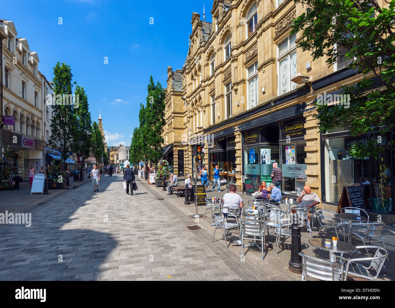 Caffè e negozi di Cornmarket nel centro della città, Halifax, West Yorkshire, Inghilterra, Regno Unito Foto Stock