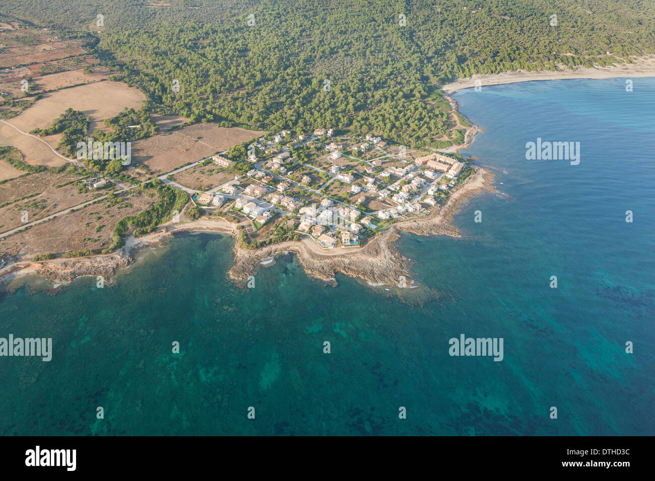 Vista aerea del S'Estanyol resort e Platja de Sa Canova beach (a destra). Area Artà. Maiorca, isole Baleari, Spagna Foto Stock