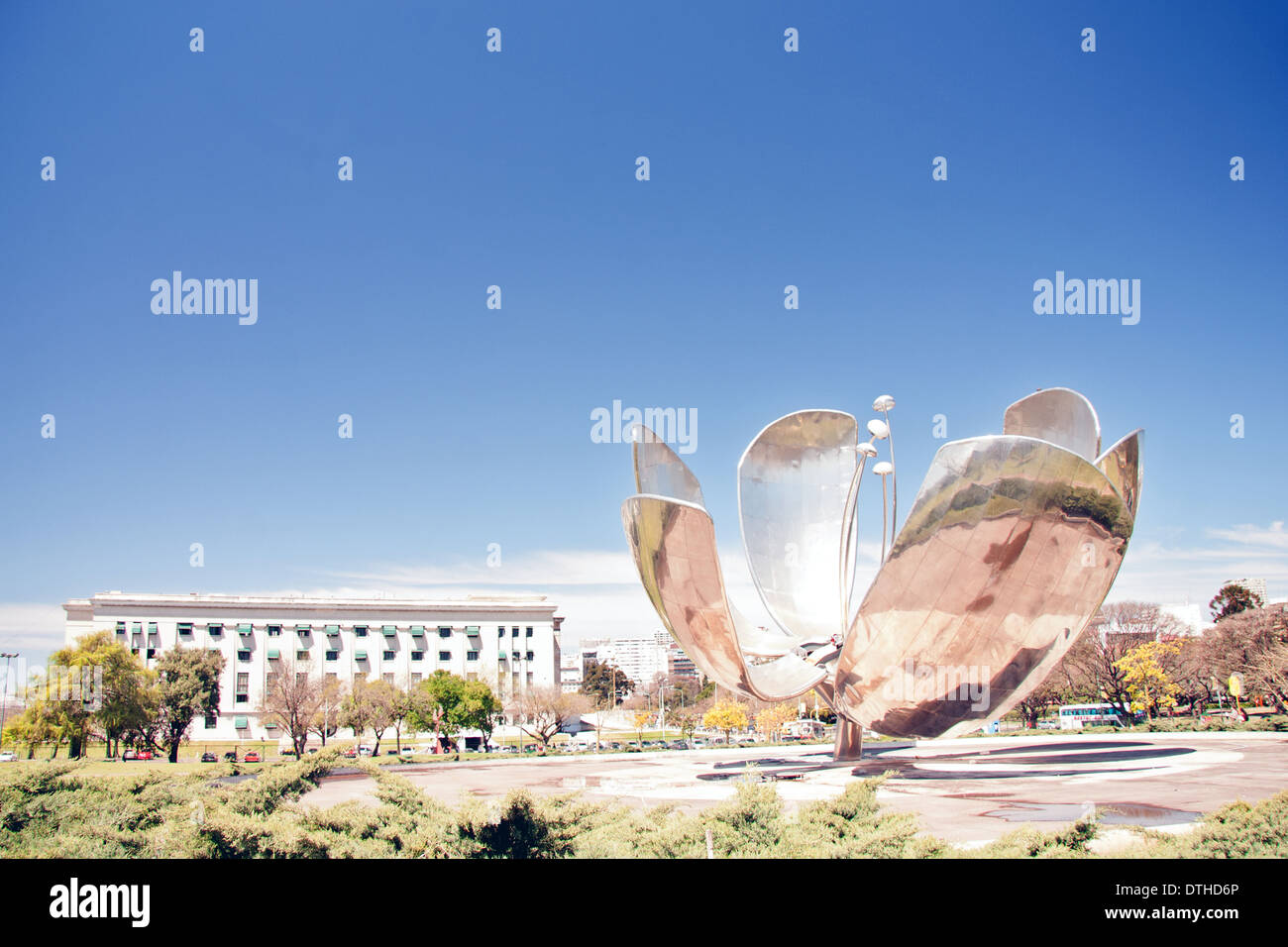 Scultura realizzata in acciaio e alluminio situato in Plaza de las Naciones Unidas Foto Stock