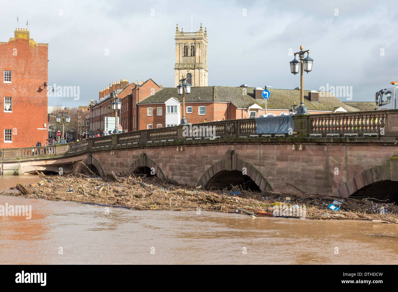 Alluvione di raccolta dei detriti sul lato nord del Ponte di Worcester, Worcester, Worcestershire, England, Regno Unito Foto Stock