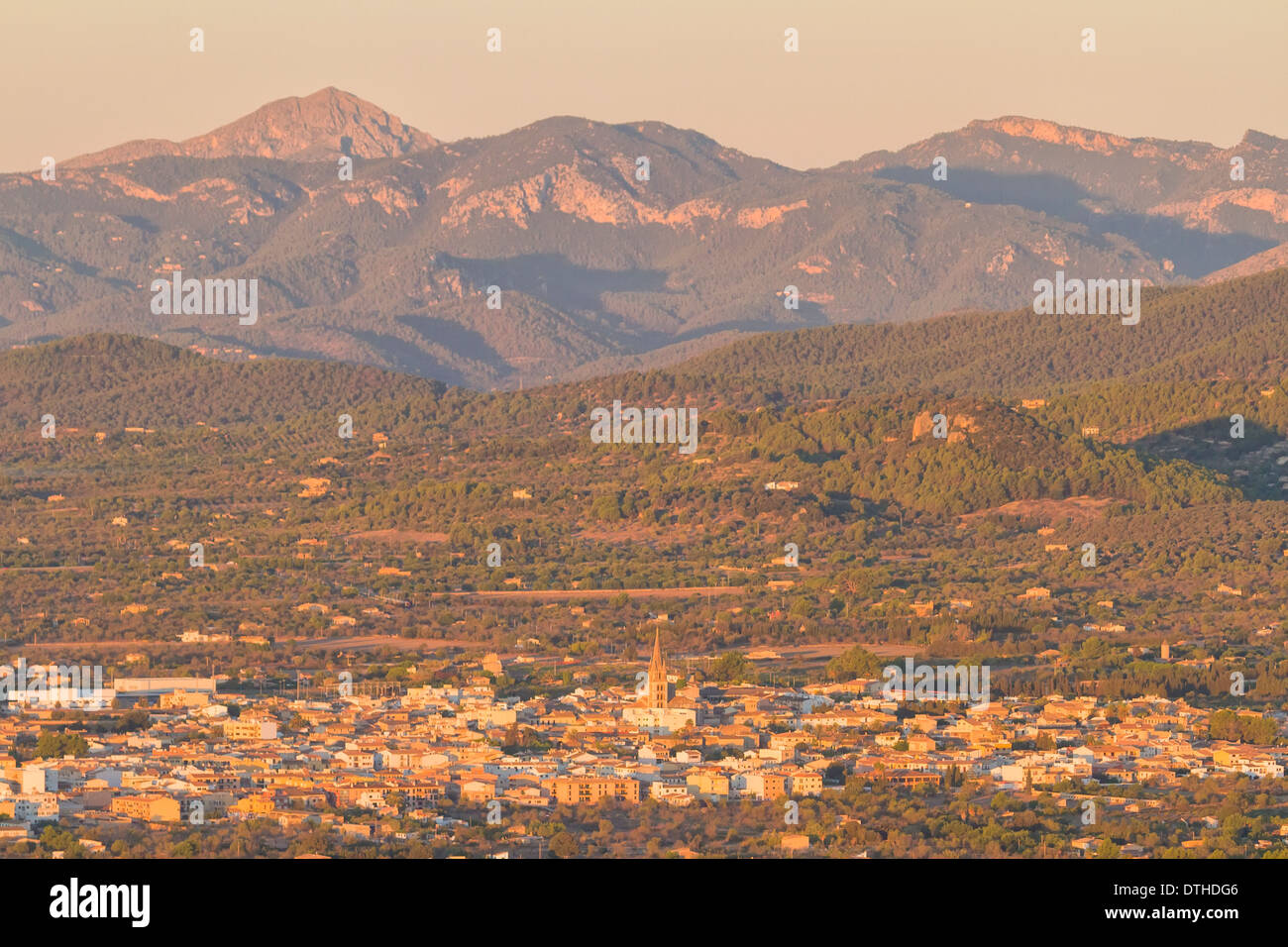 La mattina presto vista aerea di Binissalem città. Montagne Tramuntana in background. Maiorca, isole Baleari, Spagna Foto Stock