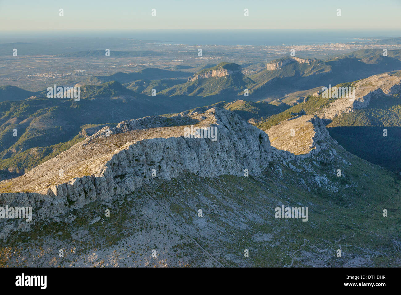 La mattina presto vista aerea di Majorca's montagne Tramuntana. Puig de Massanella top. Area Escorca. Isole Baleari, Spagna Foto Stock