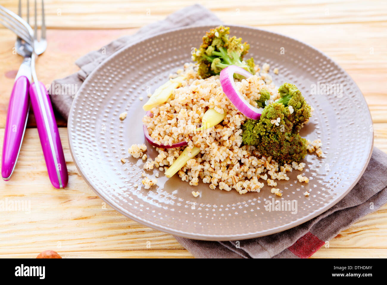 Farinata di grano con verdure, cibo closeup Foto Stock
