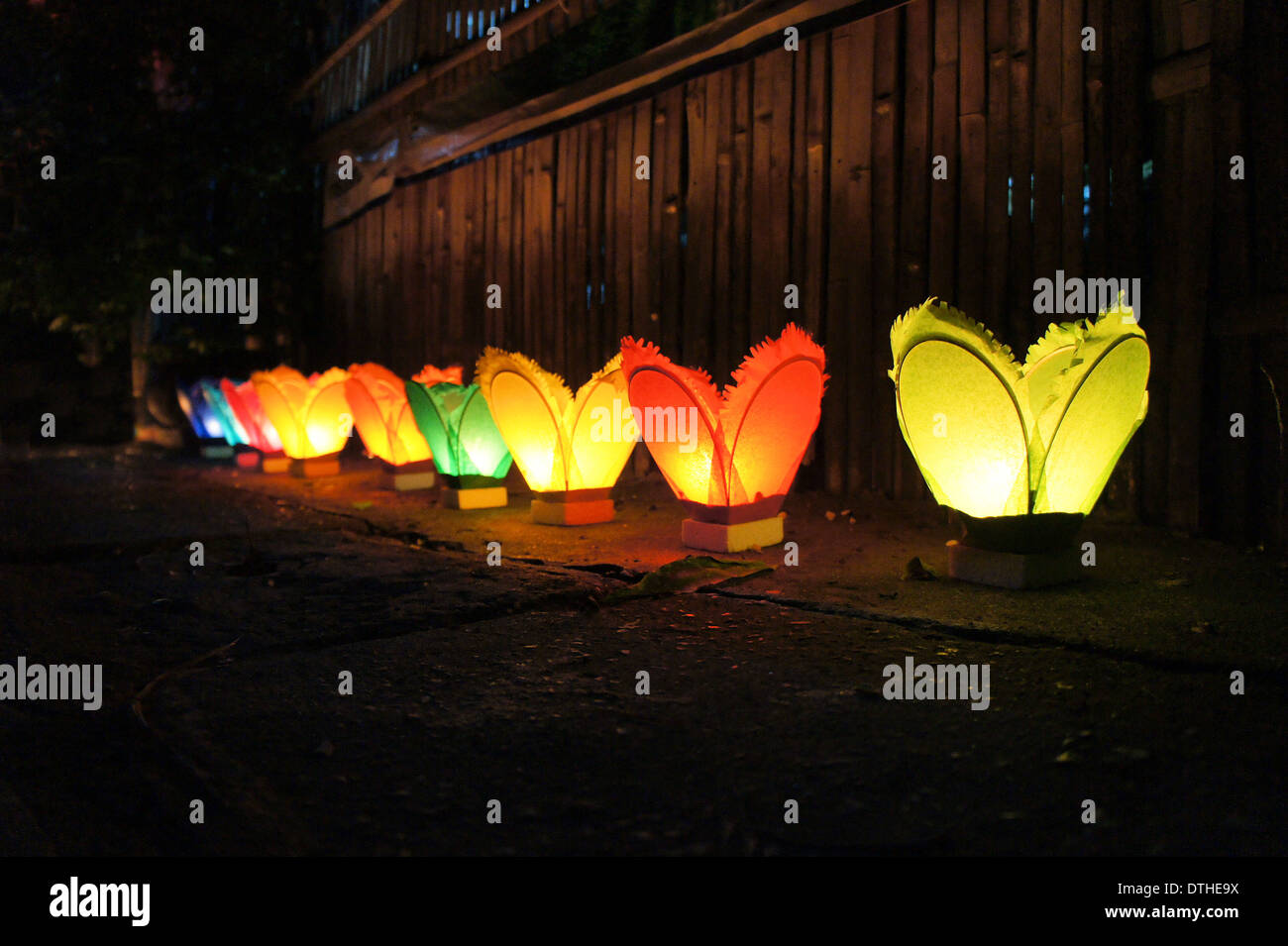Colorate lanterne di carta sul terreno Foto Stock