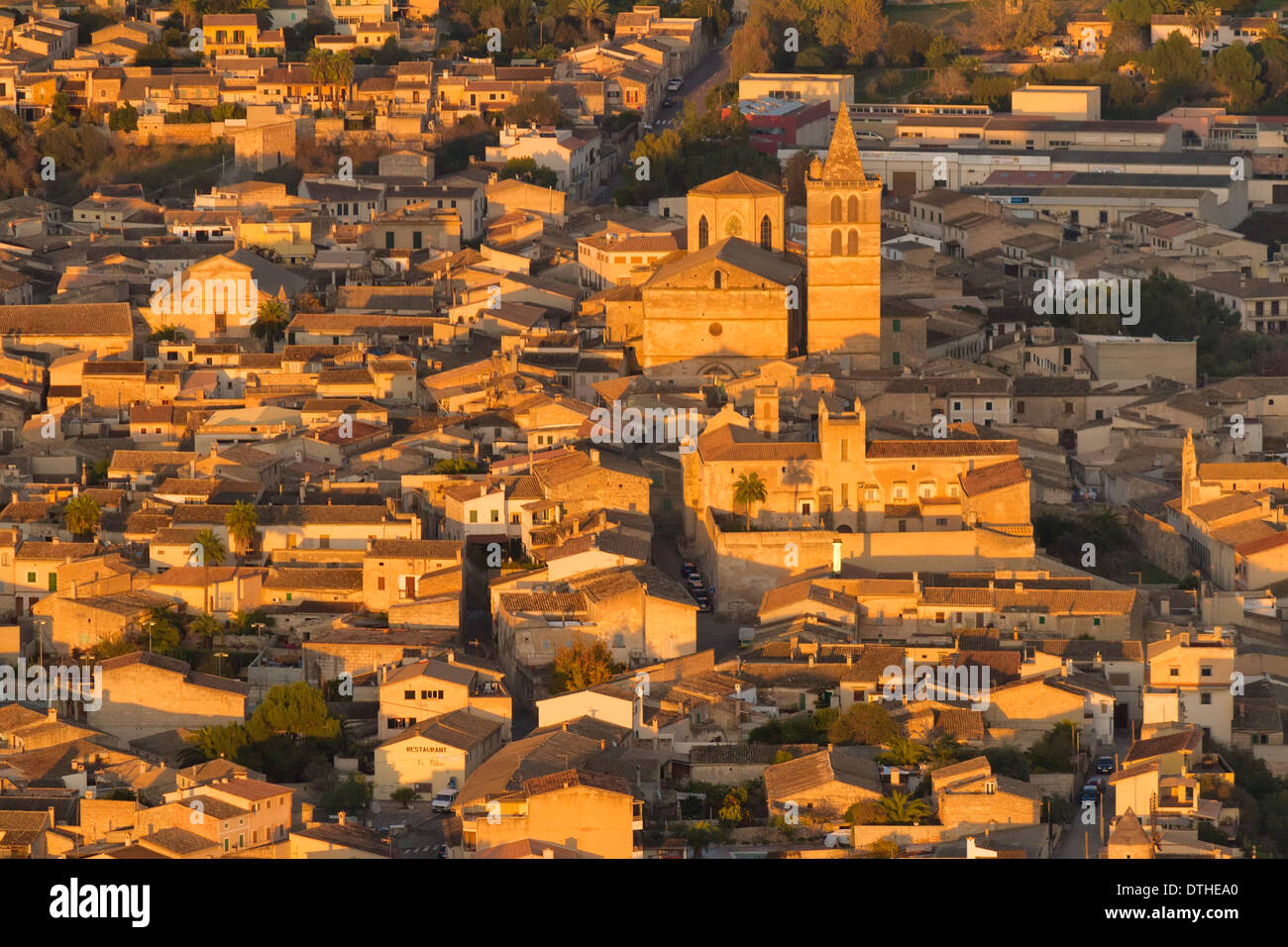 La mattina presto vista aerea di Sineu città. Chiesa di Santa Maria. La zona centrale di Maiorca, isole Baleari, Spagna Foto Stock