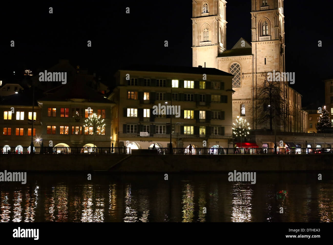 Vista di Zurigo il centro di notte Foto Stock
