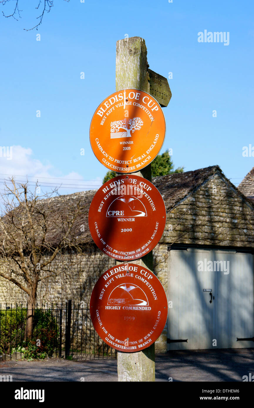 Close-up del sentiero pubblico & Bledisloe Cup ' vincitore del miglior conservati Village' segni in Lower Slaughter, Gloucestershire, Inghilterra. Foto Stock