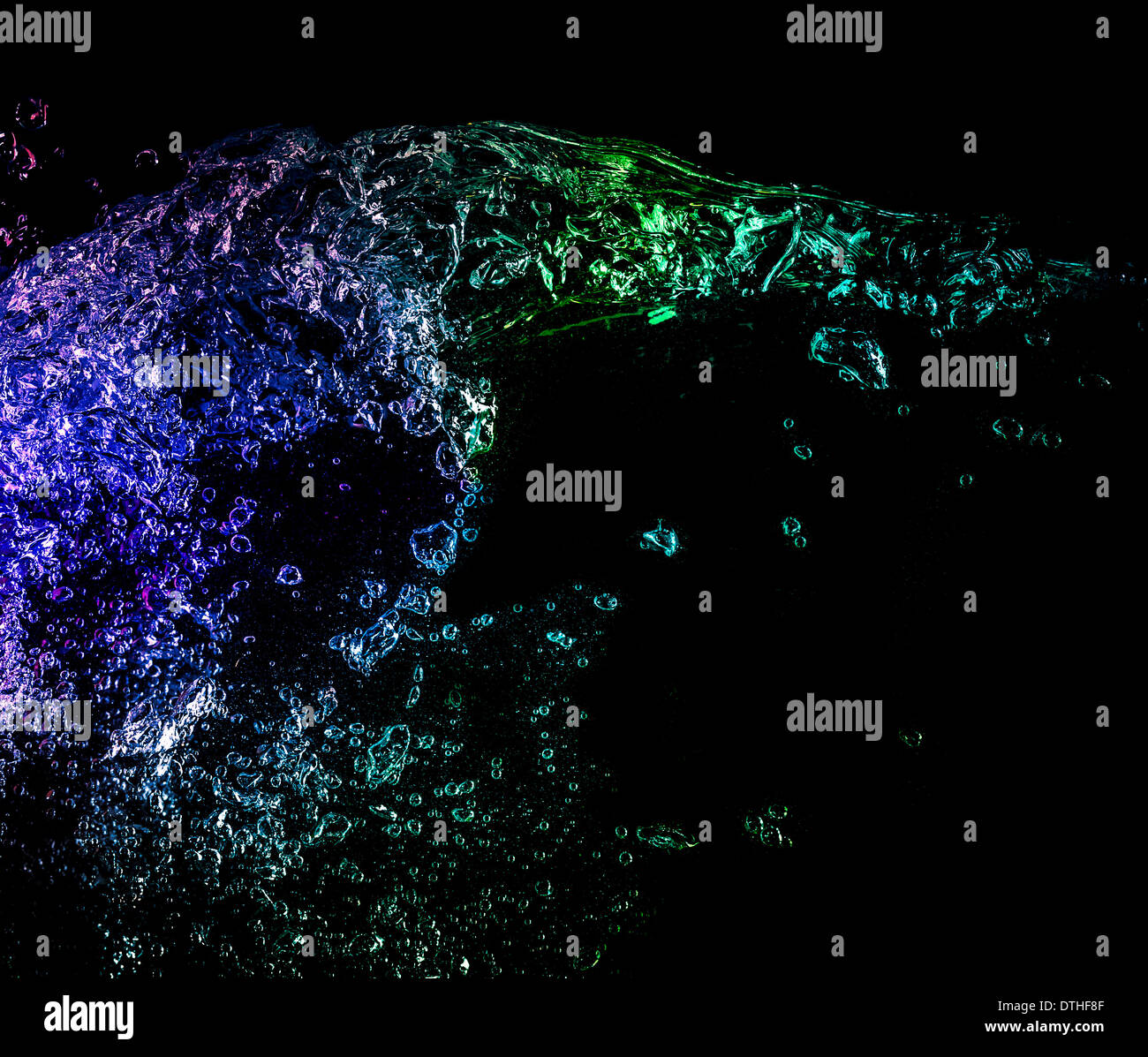 Colore dell'acqua splash con bolle isolati su sfondo nero Foto Stock